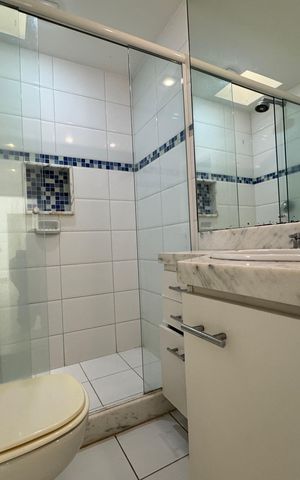 Casa de condomínio à venda com 430m², 6 quartos e 3 vagas Casa de condomínio à venda com 430m², 6 quartos e 3 vagasBanheiro Social
