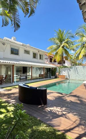 Casa de condomínio à venda com 430m², 6 quartos e 3 vagas Casa de condomínio à venda com 430m², 6 quartos e 3 vagasÁrea externa