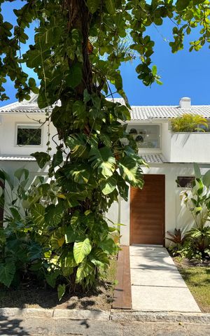 Casa de condomínio à venda com 430m², 6 quartos e 3 vagas Casa de condomínio à venda com 430m², 6 quartos e 3 vagasFachada