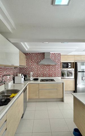 Casa de condomínio à venda com 430m², 6 quartos e 3 vagas Casa de condomínio à venda com 430m², 6 quartos e 3 vagasCozinha