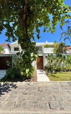 Casa de condomínio à venda com 430m², 6 quartos e 3 vagas Casa de condomínio à venda com 430m², 6 quartos e 3 vagasFachada