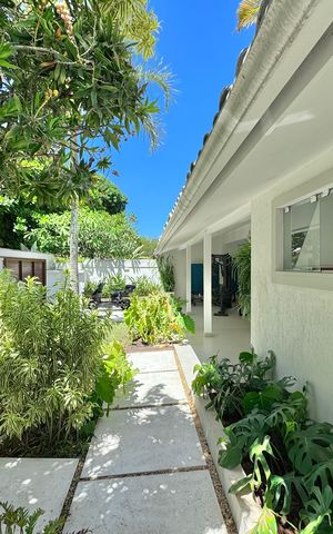 Casa de condomínio à venda com 430m², 6 quartos e 3 vagas Casa de condomínio à venda com 430m², 6 quartos e 3 vagasÁrea externa
