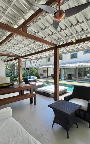 Casa de condomínio à venda com 430m², 6 quartos e 3 vagas Casa de condomínio à venda com 430m², 6 quartos e 3 vagasÁrea externa