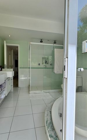 Casa de condomínio à venda com 430m², 6 quartos e 3 vagas Casa de condomínio à venda com 430m², 6 quartos e 3 vagasSuíte 1 - Banheiro