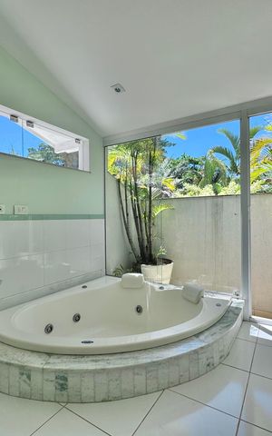 Casa de condomínio à venda com 430m², 6 quartos e 3 vagas Casa de condomínio à venda com 430m², 6 quartos e 3 vagasSuíte 1 - Banheiro