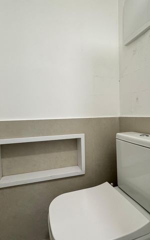 Casa de condomínio à venda com 430m², 6 quartos e 3 vagas Casa de condomínio à venda com 430m², 6 quartos e 3 vagasÁrea externa - Lavabo
