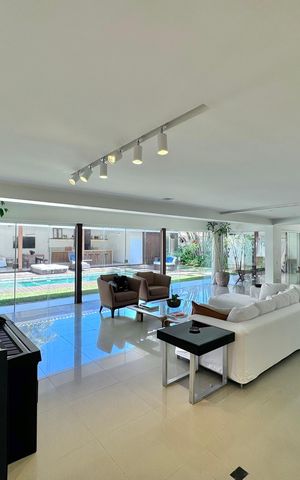 Casa de condomínio à venda com 430m², 6 quartos e 3 vagas Casa de condomínio à venda com 430m², 6 quartos e 3 vagasSala