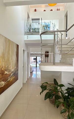 Casa de condomínio à venda com 430m², 6 quartos e 3 vagas Casa de condomínio à venda com 430m², 6 quartos e 3 vagasSala