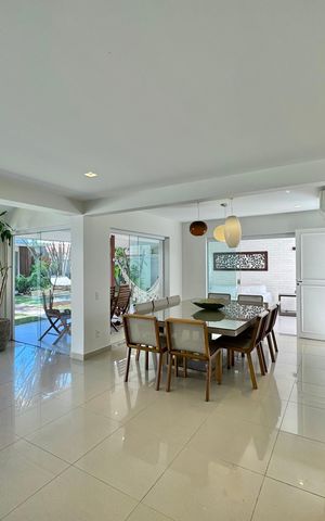 Casa de condomínio à venda com 430m², 6 quartos e 3 vagas Casa de condomínio à venda com 430m², 6 quartos e 3 vagasSala