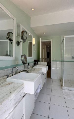 Casa de condomínio à venda com 430m², 6 quartos e 3 vagas Casa de condomínio à venda com 430m², 6 quartos e 3 vagasSuíte 1 - Banheiro