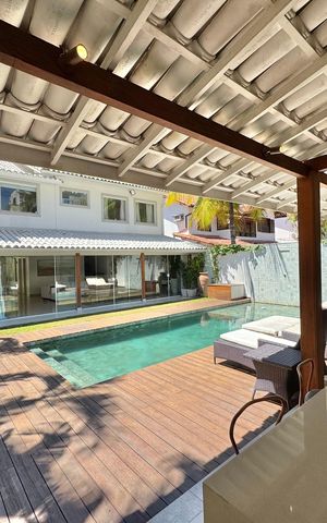 Casa de condomínio à venda com 430m², 6 quartos e 3 vagas Casa de condomínio à venda com 430m², 6 quartos e 3 vagasÁrea externa