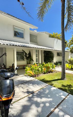 Casa de condomínio à venda com 430m², 6 quartos e 3 vagas Casa de condomínio à venda com 430m², 6 quartos e 3 vagasÁrea externa