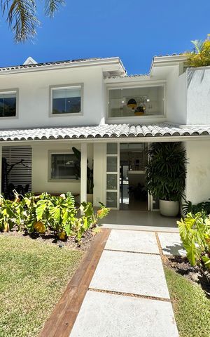 Casa de condomínio à venda com 430m², 6 quartos e 3 vagas Casa de condomínio à venda com 430m², 6 quartos e 3 vagasÁrea externa