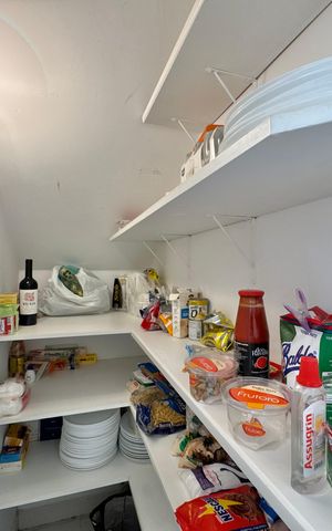 Casa de condomínio à venda com 430m², 6 quartos e 3 vagas Casa de condomínio à venda com 430m², 6 quartos e 3 vagasCozinha - Despensa