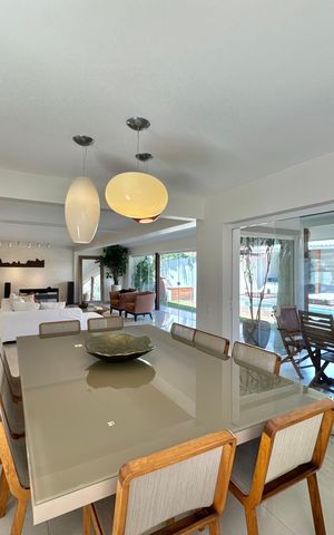 Casa de condomínio à venda com 430m², 6 quartos e 3 vagas Casa de condomínio à venda com 430m², 6 quartos e 3 vagasSala