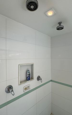 Casa de condomínio à venda com 430m², 6 quartos e 3 vagas Casa de condomínio à venda com 430m², 6 quartos e 3 vagasSuíte 1 - Banheiro