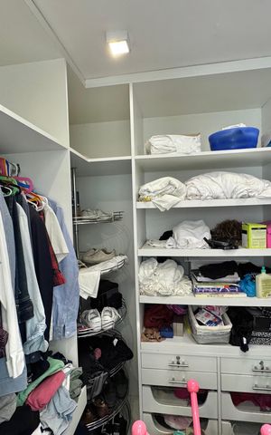 Casa de condomínio à venda com 430m², 6 quartos e 3 vagas Casa de condomínio à venda com 430m², 6 quartos e 3 vagasSuíte 1 - Closet