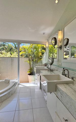 Casa de condomínio à venda com 430m², 6 quartos e 3 vagas Casa de condomínio à venda com 430m², 6 quartos e 3 vagasSuíte 1 - Banheiro
