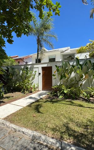 Casa de condomínio à venda com 430m², 6 quartos e 3 vagas Casa de condomínio à venda com 430m², 6 quartos e 3 vagasFachada