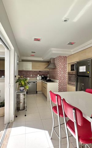 Casa de condomínio à venda com 430m², 6 quartos e 3 vagas Casa de condomínio à venda com 430m², 6 quartos e 3 vagasCozinha