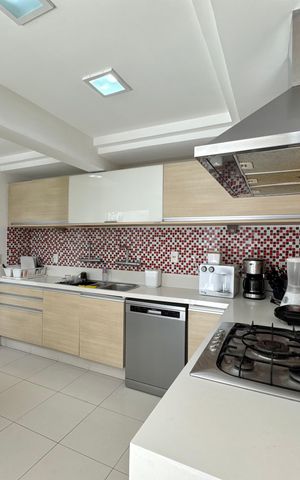 Casa de condomínio à venda com 430m², 6 quartos e 3 vagas Casa de condomínio à venda com 430m², 6 quartos e 3 vagasCozinha