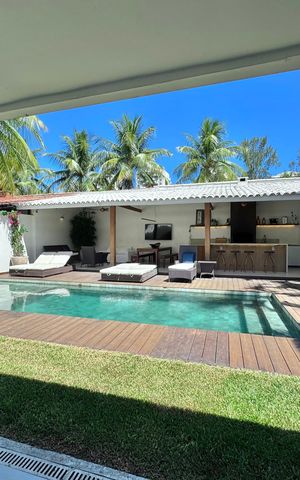 Casa de condomínio à venda com 430m², 6 quartos e 3 vagas Casa de condomínio à venda com 430m², 6 quartos e 3 vagasÁrea externa