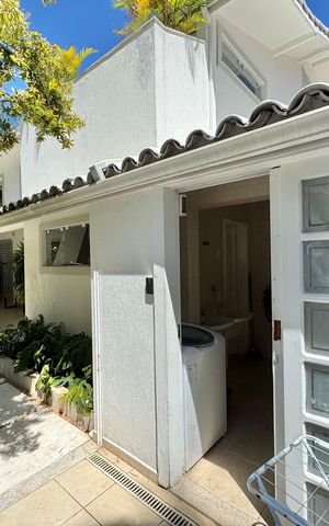 Casa de condomínio à venda com 430m², 6 quartos e 3 vagas Casa de condomínio à venda com 430m², 6 quartos e 3 vagasÁrea externa
