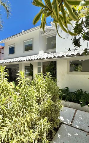 Casa de condomínio à venda com 430m², 6 quartos e 3 vagas Casa de condomínio à venda com 430m², 6 quartos e 3 vagasÁrea externa