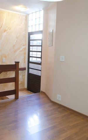Casa à venda com 80m², 3 quartos e 5 vagas Casa à venda com 80m², 3 quartos e 5 vagasSala