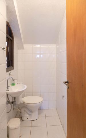 Casa à venda com 80m², 3 quartos e 5 vagas Casa à venda com 80m², 3 quartos e 5 vagasÁrea de serviço Banheiro 3