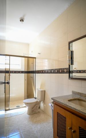 Casa à venda com 248m², 4 quartos e 2 vagasBanheiro 2