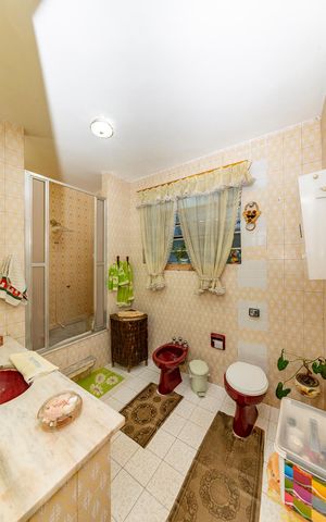 Casa à venda com 161m², 3 quartos e 4 vagas Casa à venda com 161m², 3 quartos e 4 vagasBanheiro Social