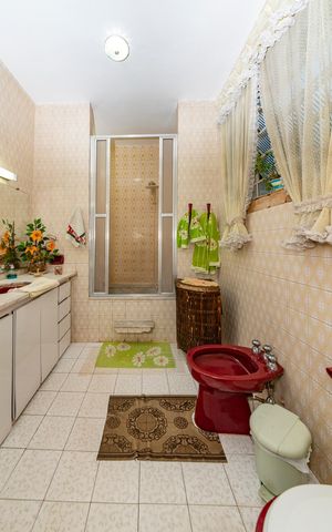Casa à venda com 161m², 3 quartos e 4 vagas Casa à venda com 161m², 3 quartos e 4 vagasBanheiro Social