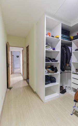 Casa à venda com 228m², 4 quartos e 1 vaga Casa à venda com 228m², 4 quartos e 1 vagaCloset da Suíte