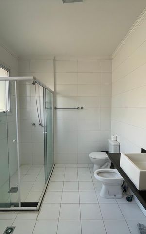 Casa de condomínio para alugar com 300m², 3 quartos e 6 vagas Casa de condomínio para alugar com 300m², 3 quartos e 6 vagasBanheiro da Suíte 3