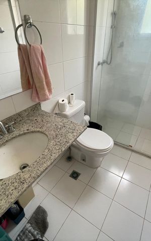 Casa de condomínio para alugar com 300m², 3 quartos e 6 vagas Casa de condomínio para alugar com 300m², 3 quartos e 6 vagasBanheiro da Suíte 1
