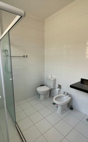 Casa de condomínio para alugar com 300m², 3 quartos e 6 vagas Casa de condomínio para alugar com 300m², 3 quartos e 6 vagasBanheiro da Suíte 3
