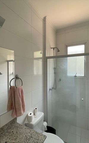 Casa de condomínio para alugar com 300m², 3 quartos e 6 vagas Casa de condomínio para alugar com 300m², 3 quartos e 6 vagasBanheiro da Suíte 1