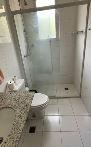 Casa de condomínio para alugar com 300m², 3 quartos e 6 vagas Casa de condomínio para alugar com 300m², 3 quartos e 6 vagasBanheiro da Suíte 1