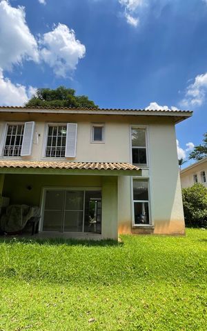 Casa de condomínio para alugar com 300m², 3 quartos e 6 vagas Casa de condomínio para alugar com 300m², 3 quartos e 6 vagasQuintal