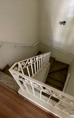Casa de condomínio para alugar com 300m², 3 quartos e 6 vagas Casa de condomínio para alugar com 300m², 3 quartos e 6 vagasEscada