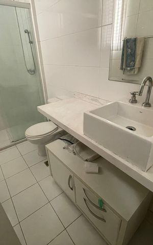 Casa de condomínio para alugar com 300m², 3 quartos e 6 vagas Casa de condomínio para alugar com 300m², 3 quartos e 6 vagasBanheiro da Suíte 2