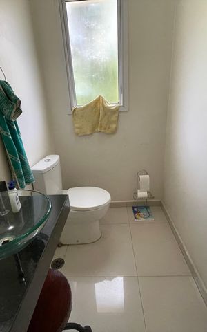 Casa de condomínio para alugar com 300m², 3 quartos e 6 vagas Casa de condomínio para alugar com 300m², 3 quartos e 6 vagasBanheiro da Suíte 2