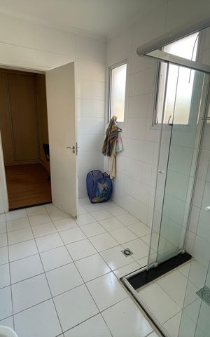 Casa de condomínio para alugar com 300m², 3 quartos e 6 vagas Casa de condomínio para alugar com 300m², 3 quartos e 6 vagasBanheiro da Suíte 3
