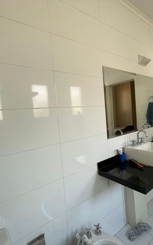 Casa de condomínio para alugar com 300m², 3 quartos e 6 vagas Casa de condomínio para alugar com 300m², 3 quartos e 6 vagasBanheiro da Suíte 3