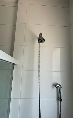 Casa de condomínio para alugar com 300m², 3 quartos e 6 vagas Casa de condomínio para alugar com 300m², 3 quartos e 6 vagasBanheiro da Suíte 1