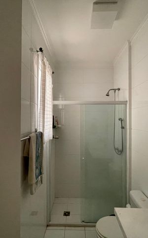 Casa de condomínio para alugar com 300m², 3 quartos e 6 vagas Casa de condomínio para alugar com 300m², 3 quartos e 6 vagasBanheiro da Suíte 2