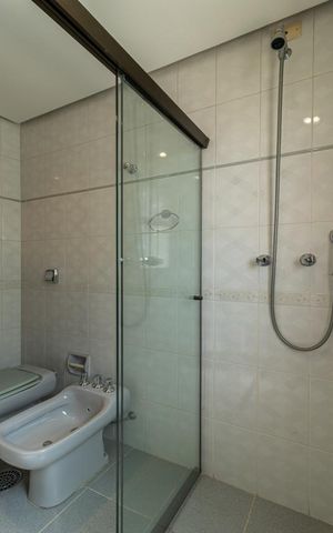Apartamento à venda com 295m², 4 quartos e 2 vagas Apartamento à venda com 295m², 4 quartos e 2 vagasBanheiro Corredor
