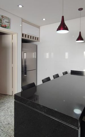 Casa de condomínio à venda com 560m², 5 quartos e 8 vagas Casa de condomínio à venda com 560m², 5 quartos e 8 vagasCozinha