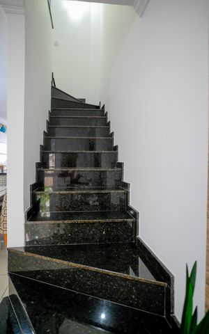 Casa à venda com 133m², 3 quartos e 2 vagas Casa à venda com 133m², 3 quartos e 2 vagasEscada